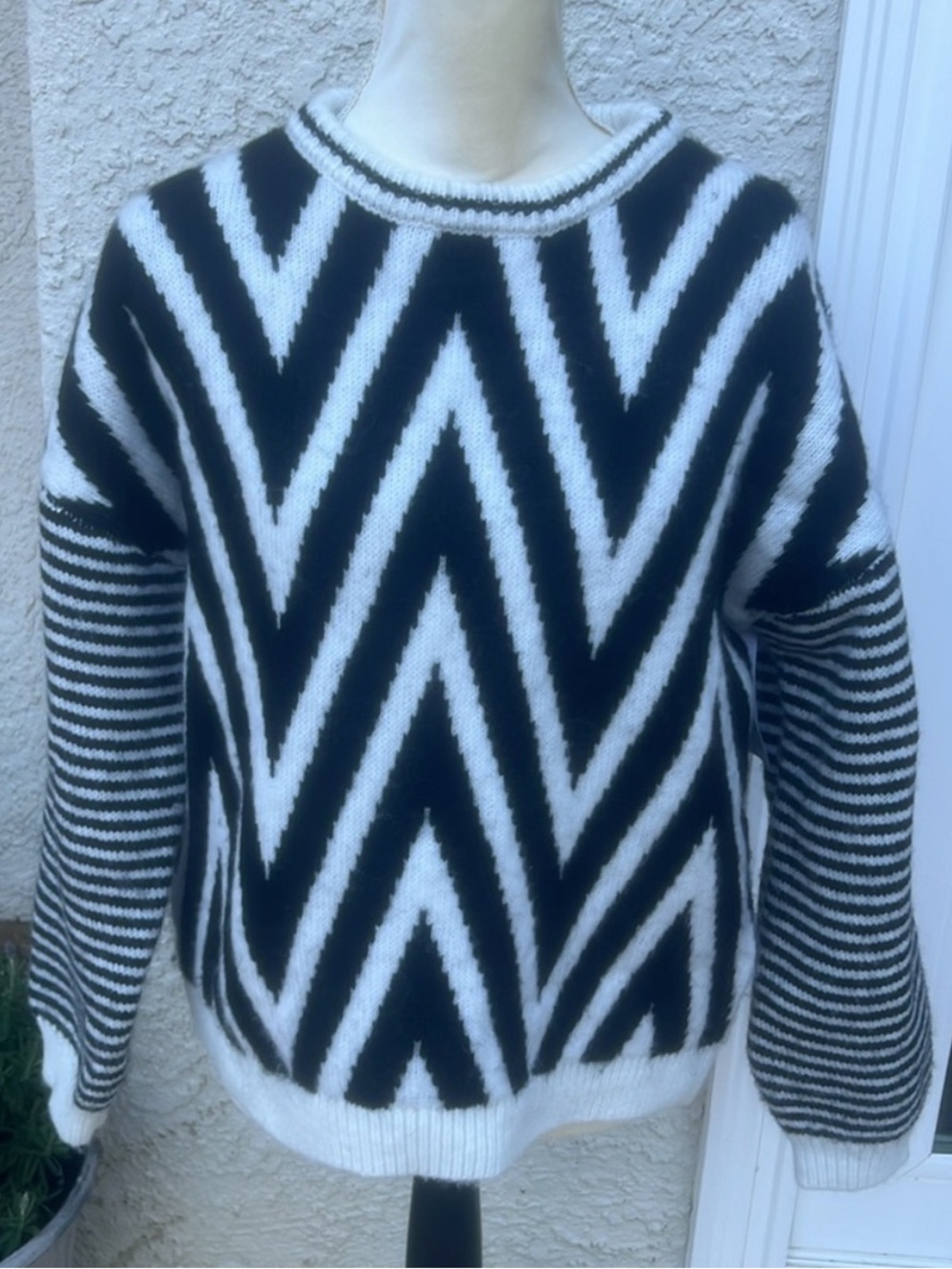 VICI Women's Olena Black/White Zig Zag Chervon Print Crewneck Sweater Size S